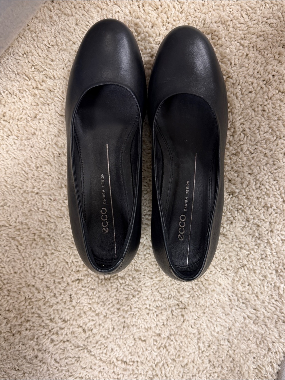Ecco Black Leather Rounded Toe Pump Heels
